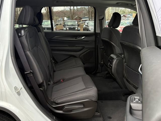 2023 Jeep Grand Cherokee L Laredo X 4x4